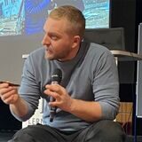 Ivan Stuckert in der Hocke; der Waltroper hielt einen Vortrag am Gymnasium.
