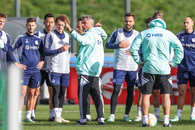 Cheftrainer Thomas Reis stimmt seine Mannschaft auf den kommenden Spieltag ein.