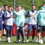 Cheftrainer Thomas Reis stimmt seine Mannschaft auf den kommenden Spieltag ein.