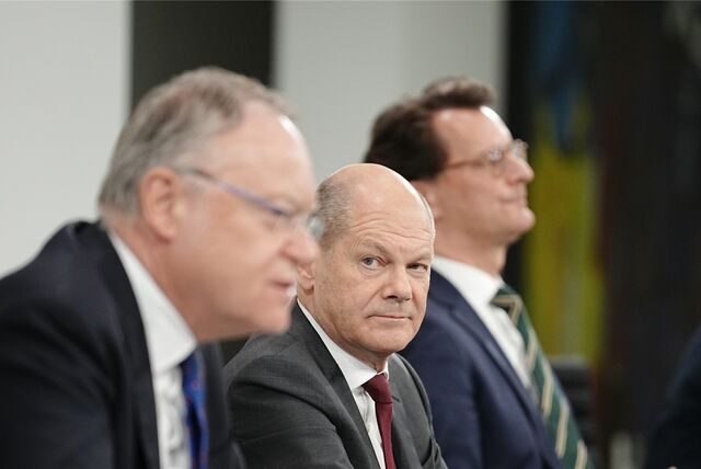 Bundeskanzler Olaf Scholz (M, SPD), Stephan Weil (SPD, vorn), Ministerpräsident von Niedersachsen, und Hendrik Wüst (CDU), Ministerpräsident von Nordrhein-Westfalen, geben nach der Ministerpräsidentenkonferenz eine Pressekonferenz.