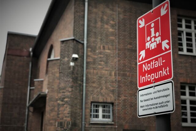 Notfall-Infopunkt an der Marktschule Ickern: Zehn dieser Stellen gibt es in Castrop-Rauxel. Wenn es einen richtigen Blackout gibt, werden diese Stellen von Feuerwehr, Rotem Kreuz, THW oder DLRG besetzt. Per Funk wird dann ein Notruf abgesetzt, wenn alle Netze ausfallen.