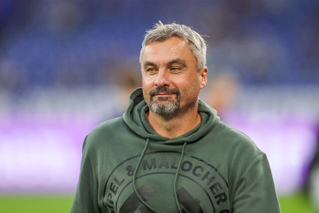Cheftrainer Thomas Reis auf dem Platz.