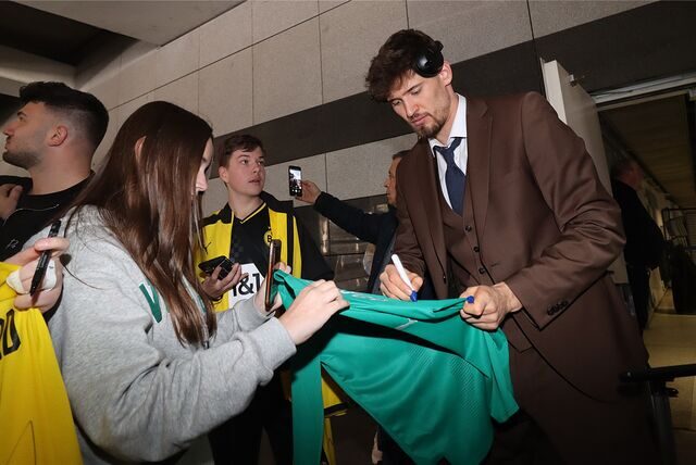 BVB-Torhüter Gregor Kobel schreibt Autogramme.