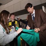 BVB-Torhüter Gregor Kobel schreibt Autogramme.