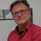 Bildhauer Jochen Höwel hat seine monatelange Arbeit an einer Skulptur für die kleine Celina in einer Broschüre festgehalten.