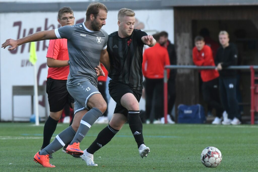 Der SuS Merklinde II (schwarze Trikots) setzt sich mit der SG Victoria/Sportfreunde III auseinander. Die SG Castrop III (graue Trikots) empfängt den FC Frohlinde III. Der SuS Merklinde II (schwarze Trikots) setzt sich mit der SG Victoria/Sportfreunde III auseinander. Die SG Castrop III (graue Trikots) empfängt den FC Frohlinde III.