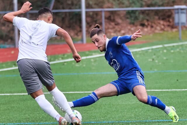 Am 13. Spieltag der Westfalenliga-Saison spielen Julian Ucles Martinez (r) und der SV Wacker Obercastrop bei der DJK TuS Hordel.