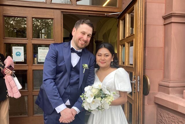 Mike und Minyada haben sich online kennen gelernt. Ihre richtige Hochzeit feiern sie 2023 gleich zweimal.