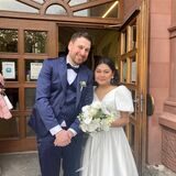 Mike und Minyada haben sich online kennen gelernt. Ihre richtige Hochzeit feiern sie 2023 gleich zweimal.