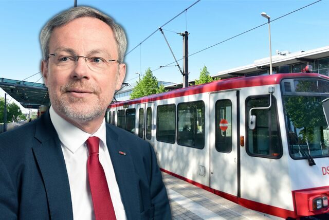 DSW21-Verkehrsvorstand Hubert Jung vor dem Hintergrund einer Stadtbahn