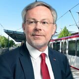DSW21-Verkehrsvorstand Hubert Jung vor dem Hintergrund einer Stadtbahn