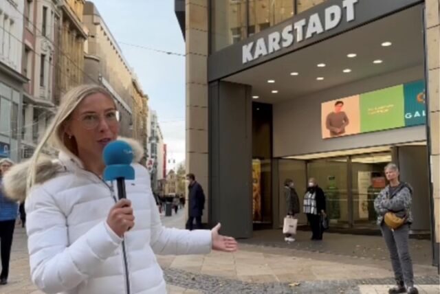 Reporterin Maren Carle vor der Dortmunder Karstadt-Filiale