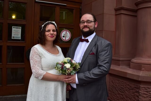 Daria und Patrick Wessel warten mit der Hochzeitsfeier noch auf ein wichtiges Ereignis.