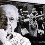 Ein älterer Mann, dahinter die Szene einer Deportation an einem Eisenbahnwaggon.