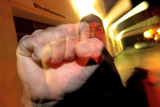 Nach einer nächtlichen Bluttat am Hauptbahnhof in Recklinghausen hat das Bochumer Landgericht zuletzt zwei 21 und 26 Jahre alte Freunde zu fünf beziehungsweise drei Jahren Haft verurteilt. (Symbolbild)
