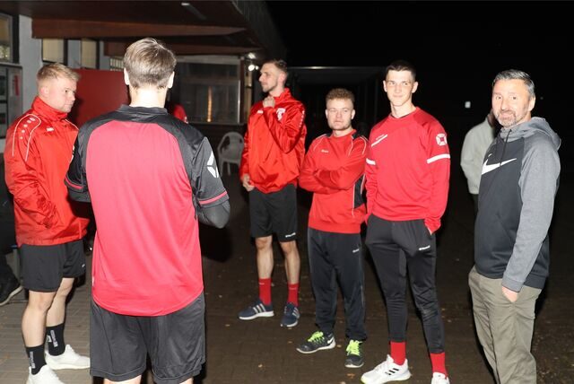 Adrian Przibilka ist der neue Chefcoach bei den SF Stuckenbusch. Der 46-Jährige wurde am Donnerstagabend (3.11.) der Mannschaft vorgestellt.