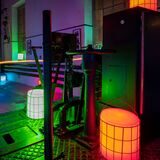 Die Steuerung einer alten Bergbau-Fördermaschine wird mit Lampen bunt beleuchtet.