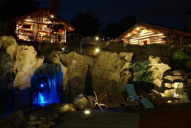 Der Außenbereich der Copa-Sauna in den Abendstunden.