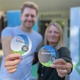 Hanna Hadick und Maurice Schnigge mit Bierdeckeln der Kampagne „Du bist der Schlüssel!“