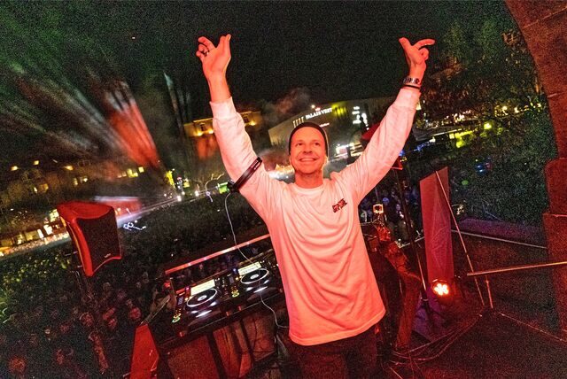 DJ Moguai bei einem Heimspiel auf dem Rathausplatz in Recklinghausen: Seine Sets in der Heimatstadt wachsen und wachsen Jahr für Jahr. Von anfangs 1500 Leuten auf heute 15.000. Jetzt kommt er nach Castrop-Rauxel.