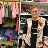 Elena Kindler in der Kleiderkammer der insel