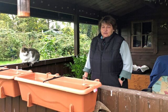 Anja Heumann steht in ihrer Gartenlaube.