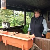 Anja Heumann steht in ihrer Gartenlaube.