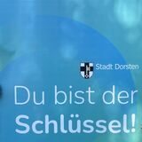 Zwei Mitarbeiter der Stadtverwaltung mit Plakat zur neuen Recruiting-Kampagne