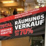 Ein Plakat im Schaufenster eines Geschäfts in Recklinghausen weist auf einen Räumungsverkauf hin.