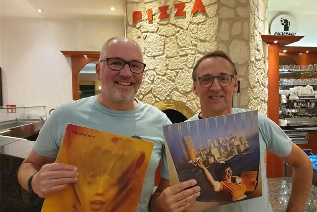 Christian Rump und Henning Prinz halten alte Schallplatten-Cover in die Kamera.