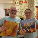 Christian Rump und Henning Prinz halten alte Schallplatten-Cover in die Kamera.