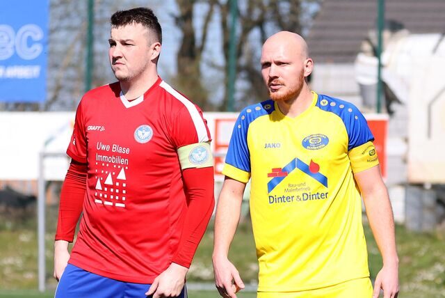 Im vergangenen Bezirksliga-Derby Ende März setzte sich der FC Castrop-Rauxel mit Kapitän Marc Flaczek (l) nach einem 0:2-Rückstand bei der Spvg Schwerin mit Spielführer Kevin Wagener (r) mit 3:2 durch.