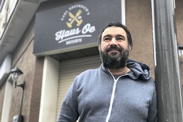 Inan Acar vor dem Haus Oe