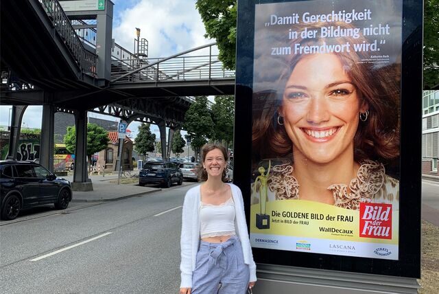Katharina Bach vor Plakat