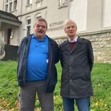 Zwei Männer stehen in Recklinghausen vor der Fassade des Hittorf-Gymnasiums