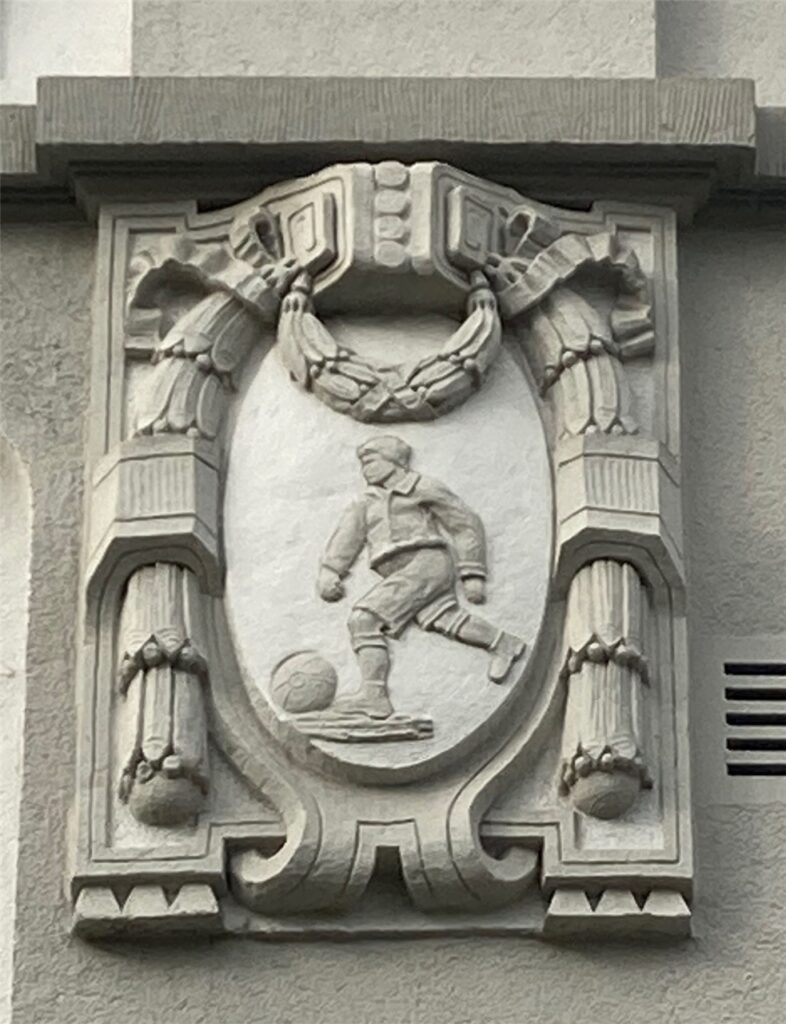 Relief an der Fassade des Hittorf-Gymnasiums in Recklinghausen Relief an der Fassade des Hittorf-Gymnasiums in Recklinghausen