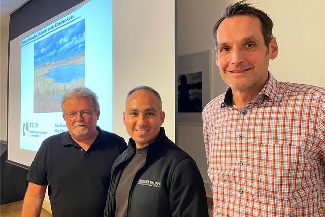 Unternehmenssprecher Ilias Abawi (M.) mit Projektleiter Jörg Haberhausen (l.)  und Gruppenleiter Markus Kühne bei einer Emscherumbau-Infoveranstaltung in der Ickerner Agora. Die gute Laune teilen viele Anwohner heute nicht uneingeschränkt mit ihnen.