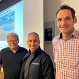 Unternehmenssprecher Ilias Abawi (M.) mit Projektleiter Jörg Haberhausen (l.)  und Gruppenleiter Markus Kühne bei einer Emscherumbau-Infoveranstaltung in der Ickerner Agora. Die gute Laune teilen viele Anwohner heute nicht uneingeschränkt mit ihnen.