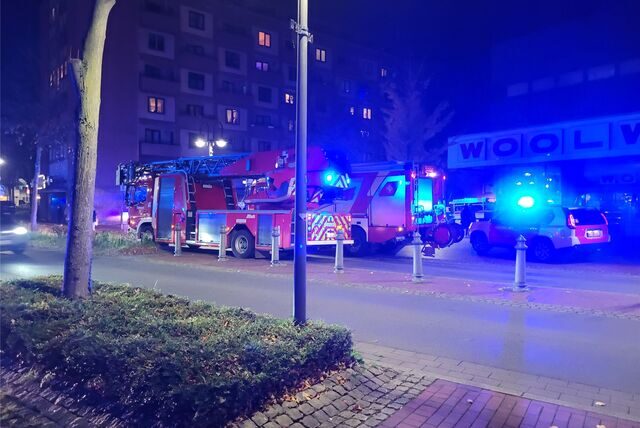 Feuerwehr-Einsatzfahrzeuge mit Blaulicht an der Marktstraße in Oer-Erkenschwick