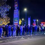 Mitglieder der Tuning-Szene treffen sich nachts.