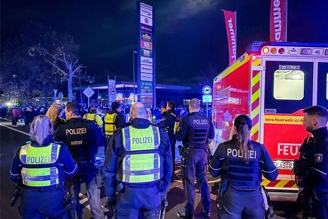 Die Polizei löst ein Tuningtreffen auf.