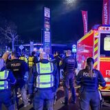 Die Polizei löst ein Tuningtreffen auf.