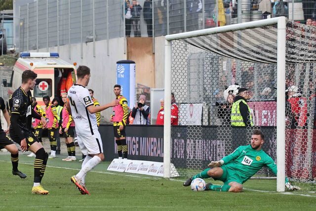 BVB-Torhüter Marcel Lotka pariert einen Ball.