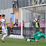 BVB-Torhüter Marcel Lotka pariert einen Ball.
