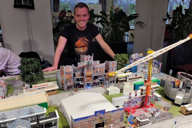 Modellbauer Lukas Hessel mit seinem Panorama von der Düsseldorfer Rheinkirmes bei der Miniaturenausstellung in Oer-Erkenschwick