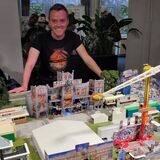 Modellbauer Lukas Hessel mit seinem Panorama von der Düsseldorfer Rheinkirmes bei der Miniaturenausstellung in Oer-Erkenschwick