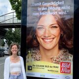 Katharina Bach vor Plakat