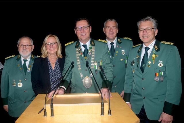 Ein eingespieltes Team ist der Vorstand des BSV Waltrop: (v.l.) Dr. Hermann Geldmann (2. Vorsitzender), Claudia I. (Königin), Ludger I. (König und Vorsitzender), Jörg Fischer (Geschäftsführer) und Michael Kunert (Kassierer).