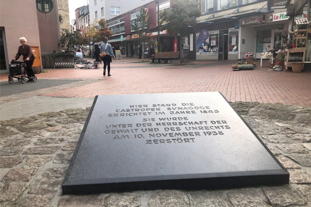Mit einer Tafel wird in der Altstadt an die Synagoge erinnert, die hier bis 1938 stand. Mit einer Tafel wird in der Altstadt an die Synagoge erinnert, die hier bis 1938 stand.