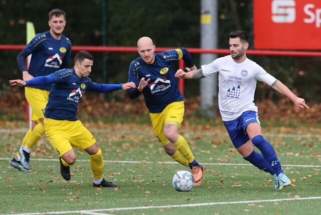 Mario Djordic (r) und sein FC Castrop-Rauxel gewannen gegen Yassine Bellahcen (l) und Kevin Wagener (M) mit 4:1.